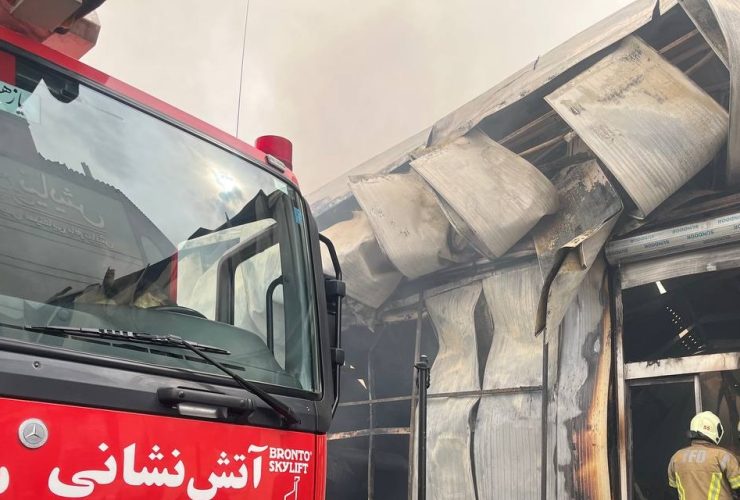 آتش در محاصره؛ جدال سنگین با حریق مهیب انبار کالا در خیابان سعدی