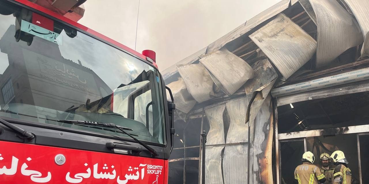 آتش در محاصره؛ جدال سنگین با حریق مهیب انبار کالا در خیابان سعدی