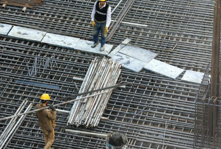 آدم میتونه صبح پاشه صبحونشو بخوره، سرکار بره، باشگاه بره، با دوستاش وقت بگذرونه، بخنده، سفر بره ولی همچنان یه غم بزرگ ته دلش باشه و نتونه راجبش با کسی حرف بزنه.