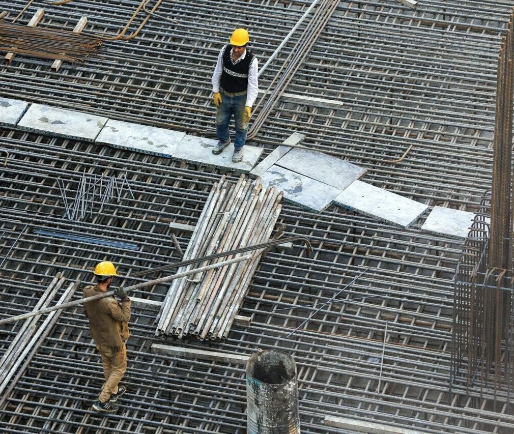 ‏آدم میتونه صبح پاشه صبحونشو بخوره، سرکار بره، باشگاه بره، با دوستاش وقت بگذرونه، بخنده، سفر بره ولی همچنان یه غم بزرگ ته دلش باشه و نتونه راجبش با کسی حرف بزنه.