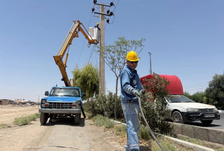 عملیات تقویت شبکه برق در مسیر برگزاری مراسم تشییع در قم آغاز شد