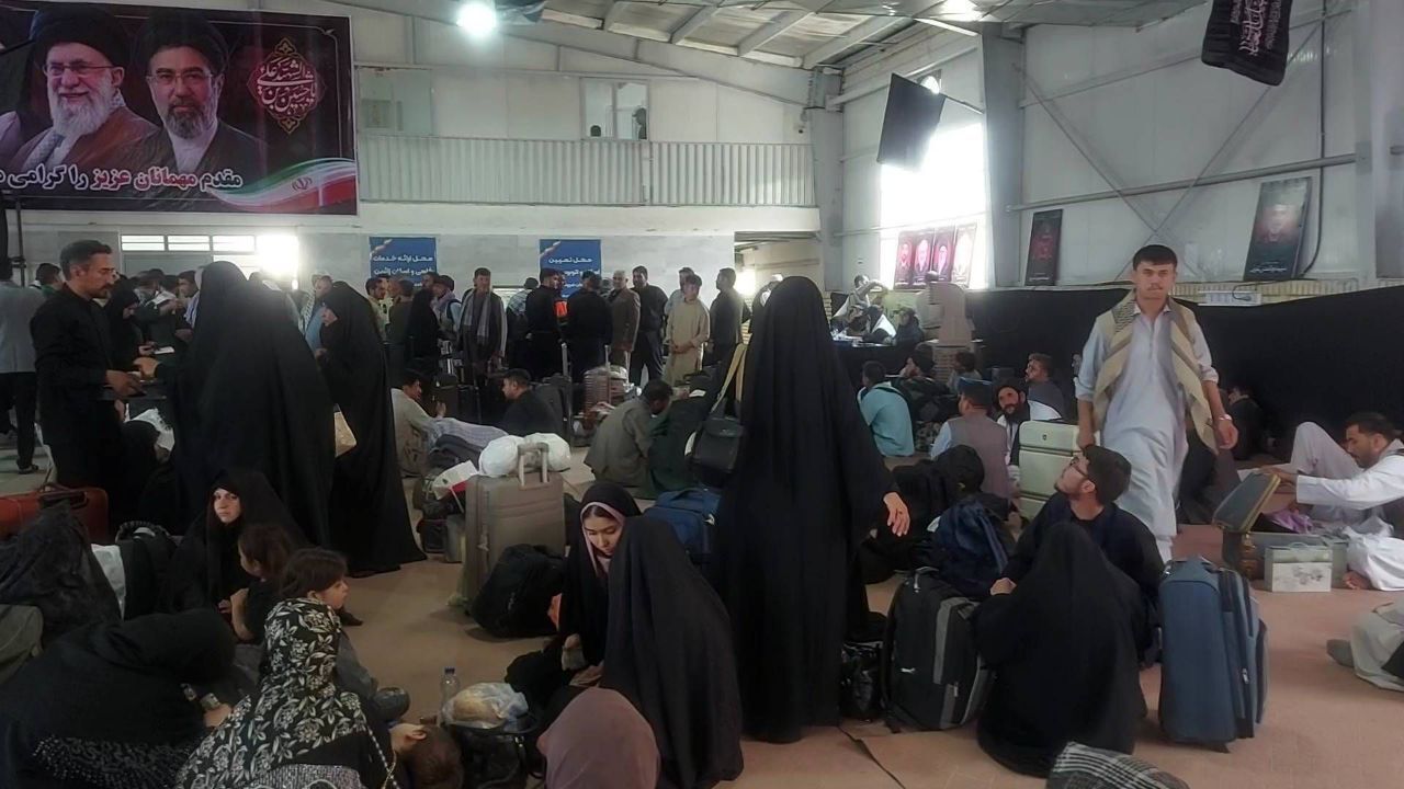 دوغارون میزبان مهمانان افغانستانی؛ ورود ۱۵۰۰ نفر برای شرکت در مراسم تشییع رهبر شهید