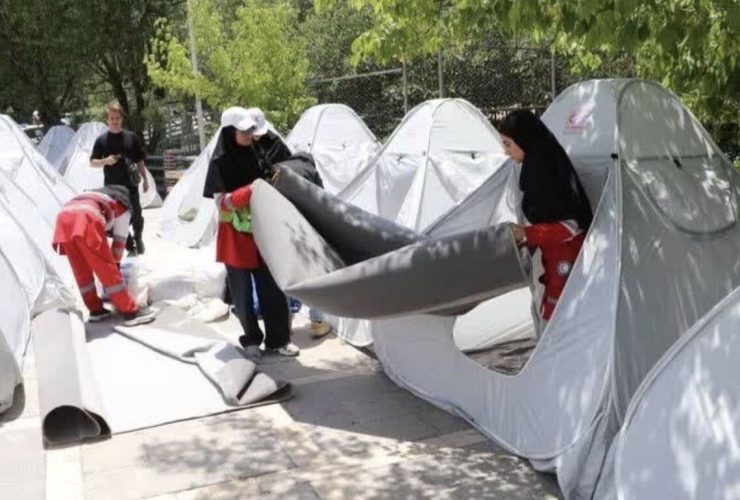 برپایی بزرگترین شهرک اضطراری در پایتخت؛ ۱۸۰۰ چادر هلال‌احمر استان مرکزی در پارک ملت مستقر شد