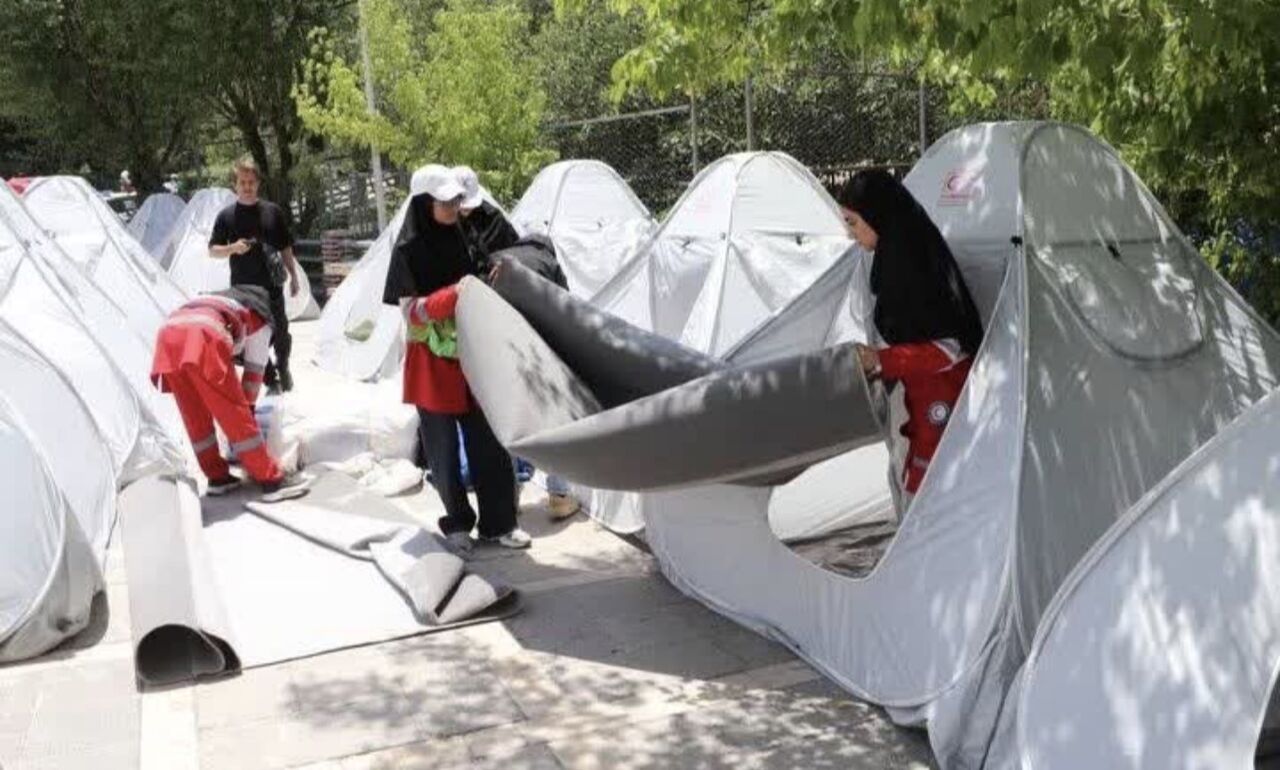برپایی بزرگترین شهرک اضطراری در پایتخت؛ ۱۸۰۰ چادر هلالاحمر استان مرکزی در پارک ملت مستقر شد
