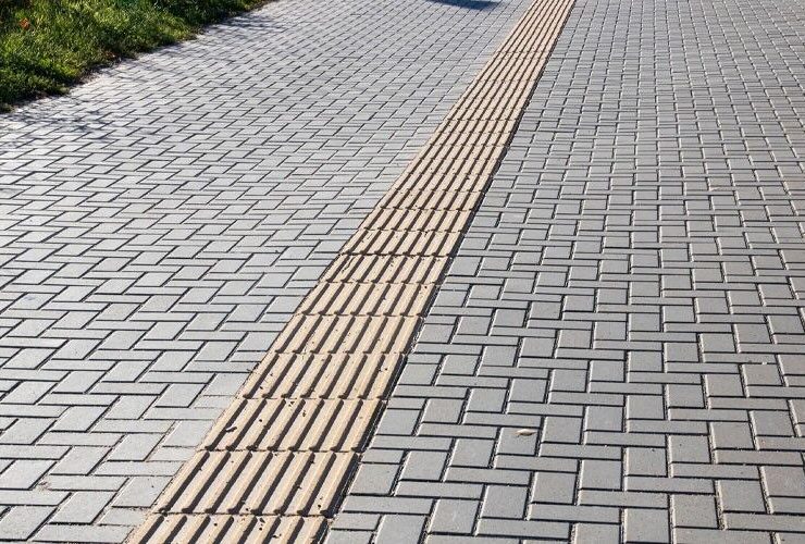 اجرای سنگ فرش معابر اصلی رودبار با هدف بهبود کیفیت تردد