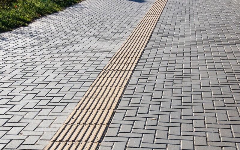 اجرای سنگ فرش معابر اصلی رودبار با هدف بهبود کیفیت تردد