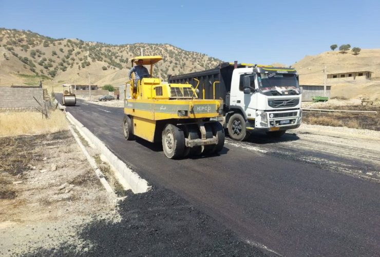 آسفالت ۱۰ هزار مترمربع از معابر روستای «خشک‌آباد» اردستان تکمیل شد
