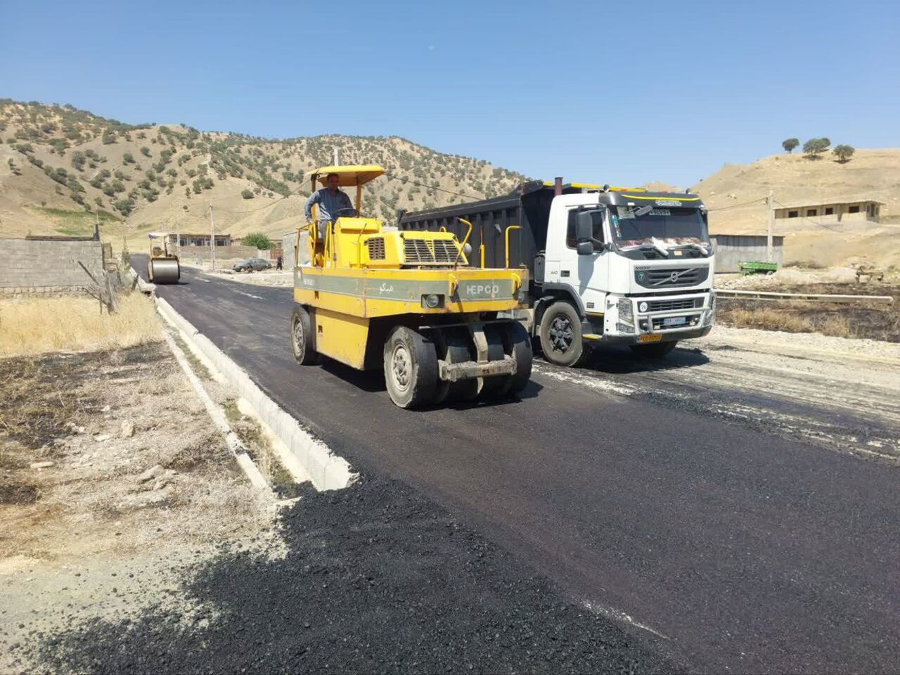 آسفالت ۱۰ هزار مترمربع از معابر روستای «خشک‌آباد» اردستان تکمیل شد