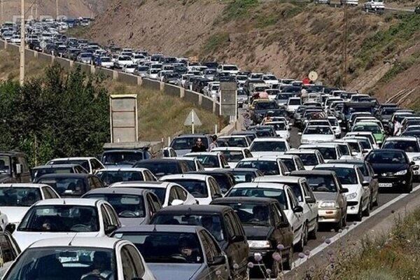تردد در محور چالوس و آزادراه کرج - تهران نیمهسنگین است