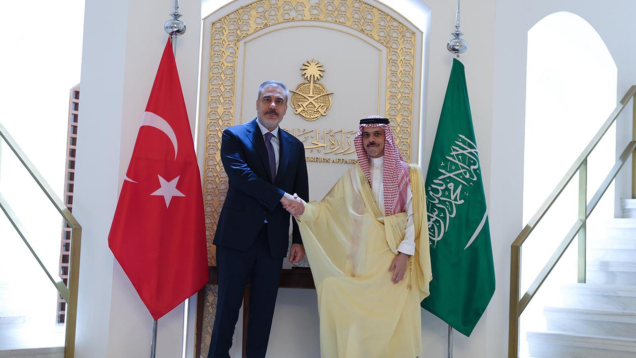 گفت‌وگوی تلفنی فیدان و بن‌فرحان درباره تحولات منطقه