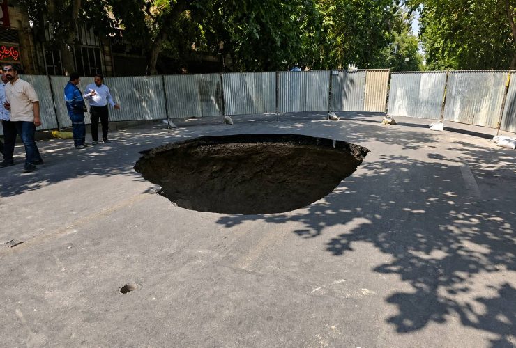 فروریزش خیابان نشاط اصفهان؛ حفرهای با عمق حدود ۵ متر ایجاد شد